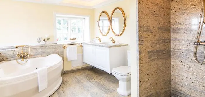 Hotel Skrøbelev Gods Manor House